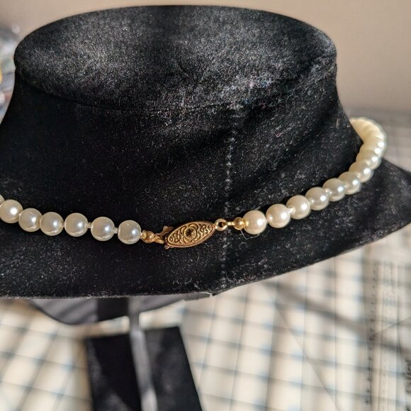 Vintage Hand Knotted White Czech Glass Pearl Bead Necklace Fancy Clasp 24 - Picture 2 of 9